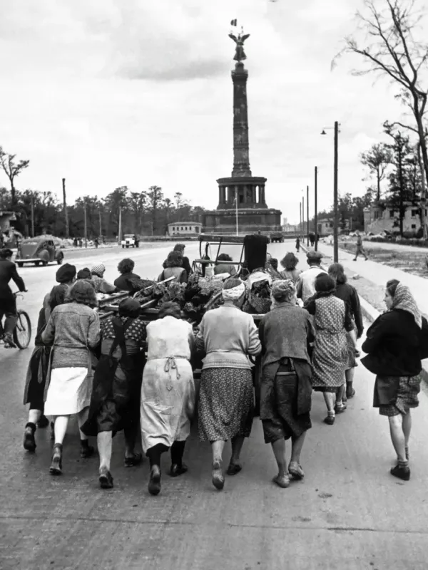 Produit Robert Capa (1913–1954) - Group of the women (Trümmerfrauen) engaged in clearing away the rubble in the ruined city, Berlin Image